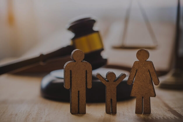 Prawo rodzinne to dział prawa cywilnego. Dowiedz się kiedy powinieneś skorzystać z usług prawnika rodzinnego i w jakich tematach możemy Ci pomóc.
